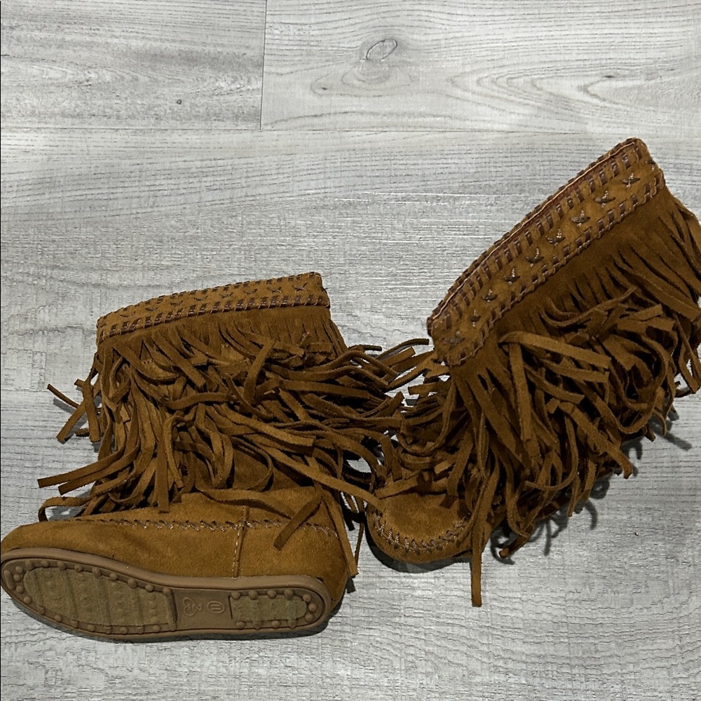 Girls size 11 Kids Fringe Moccasin Boots - Tan excellent cond. only worn once